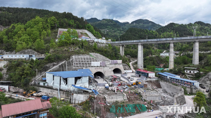 [충칭=신화/뉴시스] 중국 충칭에서 건설 중인 고속도로 터널에서 30일 폭발 사고가 발생해 4명이 숨졌다고 31일 중국 관영 신화통신이 보도했다. 사진은 해당 고속도로의 터널 건설 현장. 2026.03.31