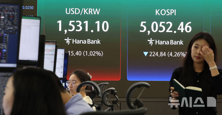 [서울=뉴시스] 박주성 기자 = 31일 오후 서울 중구 하나은행 딜링룸에서 딜러들이 업무를 하고 있다.코스피는 전 거래일(5277.30)보다 224.84포인트(4.26%) 하락한 5052.46에 마감했고 서울 외환시장에서 원·달러 환율은 전 거래일(1515.7원)보다 14.1원 오른 1530.1원에 주간 거래를 마감했다. 2026.03.31. park7691@newsis.com