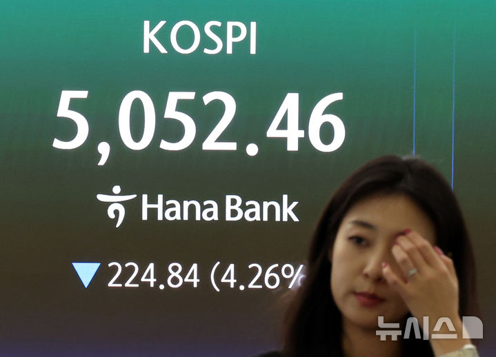 [서울=뉴시스] 박주성 기자 = 31일 오후 서울 중구 하나은행 딜링룸에서 딜러들이 업무를 하고 있다.코스피는 전 거래일(5277.30)보다 224.84포인트(4.26%) 하락한 5052.46에 마감했다. 2026.03.31. park7691@newsis.com