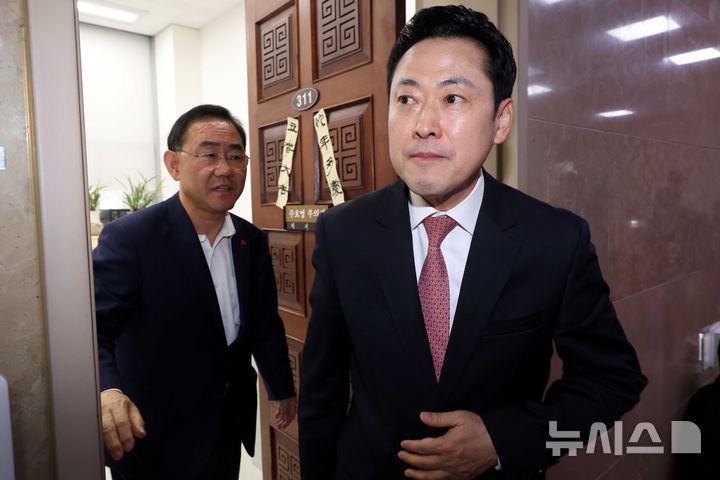 [서울=뉴시스] 조성봉 기자 = 장동혁 국민의힘 대표가 31일 오후 서울 여의도 국회부의장실에서 주호영 의원과 대구시장 공천 관련 비공개 면담을 마치고 밖으로 나오고 있다. 2026.03.31. suncho21@newsis.com