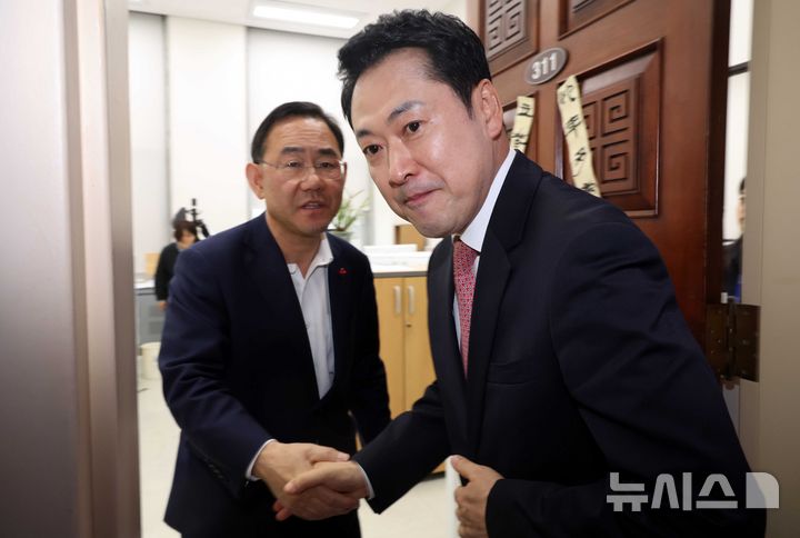 [서울=뉴시스] 조성봉 기자 = 장동혁 국민의힘 대표가 31일 오후 서울 여의도 국회부의장실에서 주호영 의원과 대구시장 공천 관련 비공개 면담을 마치고 나오며 악수를 하고 있다. 2026.03.31. suncho21@newsis.com