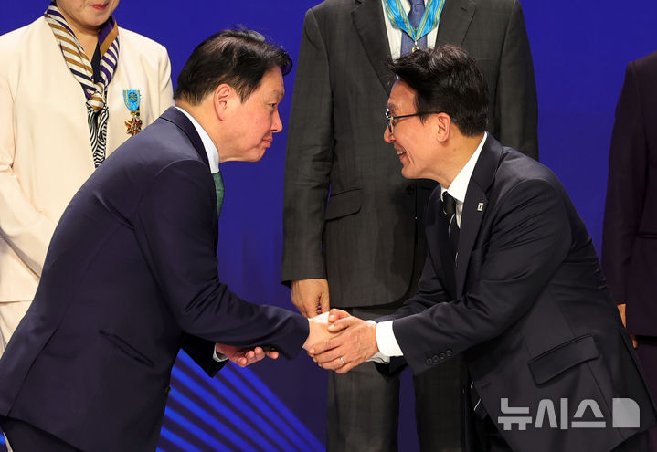 [서울=뉴시스] 홍효식 기자 = 김민석(오른쪽) 국무총리와 최태원 대한상의 회장 등이 31일 오후 서울 중구 대한상공회의소에서 열린 제52회 상공의 날 기념식을 마친 뒤 악수하고 있다. 2026.03.31. yesphoto@newsis.com