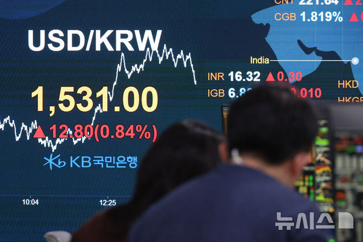 [서울=뉴시스] 고승민 기자 = 원·달러 환율은 전 거래일(1515.7원)보다 14.1원 오른 1530.1원에 주간 거래를 마감한 31일 서울 여의도 kb국민은행 딜링룸에서 관계자가 업무를 보고 있다. 2026.03.31. kkssmm99@newsis.com