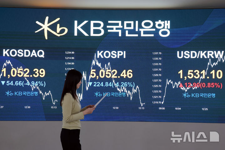 [서울=뉴시스] 고승민 기자 = 코스피가 전 거래일(5277.30)보다 224.84포인트(4.26%) 하락한 5052.46에 마감한 지난달 31일 서울 여의도 kb국민은행 딜링룸에서 관계자가 업무를 보고 있다. 2026.03.31. kkssmm99@newsis.com