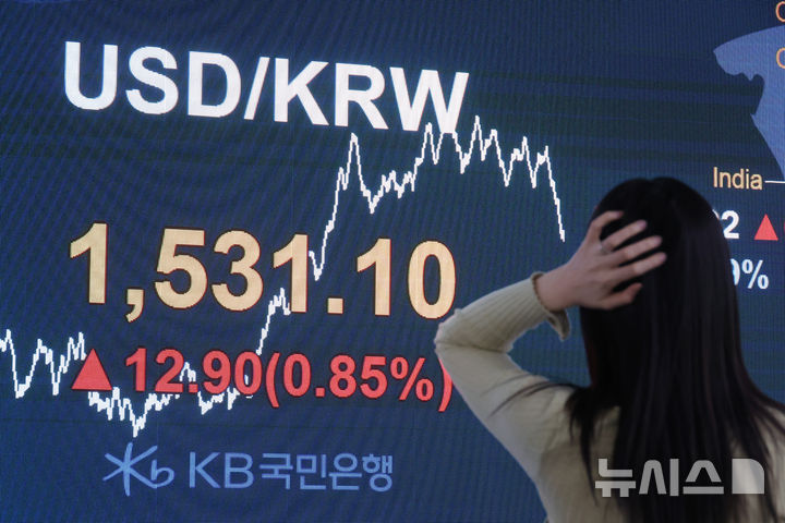 [서울=뉴시스] 고승민 기자 = 원·달러 환율은 전 거래일(1515.7원)보다 14.1원 오른 1530.1원에 주간 거래를 마감한 지난달 31일 서울 여의도 kb국민은행 딜링룸에서 관계자가 업무를 보고 있다. 2026.03.31. kkssmm99@newsis.com