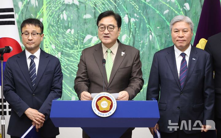 [서울=뉴시스] 조성봉 기자 = 우원식 국회의장이 31일 오후 서울 여의도 국회에서 열린 초당적 개헌추진을 위한 제정당 원내대표 기자회견에서 발언을 하고 있다. 왼쪽부터 한병도 더불어민주당 원내대표, 우 국회의장, 서왕진 조국혁신당 원내대표.2026.03.31.suncho21@newsis.com