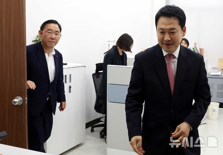 [서울=뉴시스] 조성봉 기자 = 장동혁 국민의힘 대표가 지난달 31일 오후 서울 여의도 국회부의장실에서 주호영 의원과 대구시장 공천 관련 비공개 면담을 마치고 나오고 있다. 2026.03.31. suncho21@newsis.com