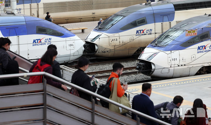 [대전=뉴시스] 서울 용산구 서울역 승강장에서 승객들이 이동하고 있다. (사진=뉴시스 DB). photo@newsis.com&nbsp; 한국철도공사(코레일)는 2004년 4월 1일 운행을 시작한 KTX의 누적 이용객이 12억3000만명을 넘어섰다고 밝혔다. 2026.03.31. xconfind@newsis.com