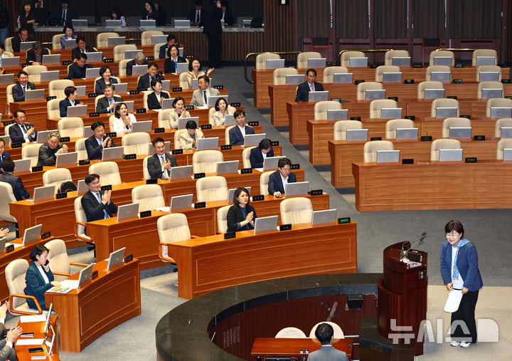 [서울=뉴시스] 김명년 기자 = 서영교 더불어민주당 의원이 31일 서울 여의도 국회에서 열린 본회의에서 신임 법제사법위원장으로 선출된 뒤 인사말하기 위해 발언대로 향하고 있다. 2026.03.31. kmn@newsis.com