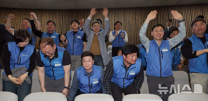 [서울=뉴시스] 김금보 기자 = 대한민국공무원노동조합총연맹 조합원들이 지난달 31일 오후 서울 여의도 국회에서 열린 제433회국회(임시회) 제3차 본회의에서 공휴일에 관한 법률 일부개정법률안(대안)이 가결되자 기뻐하고 있다. 2026.03.31. kgb@newsis.com