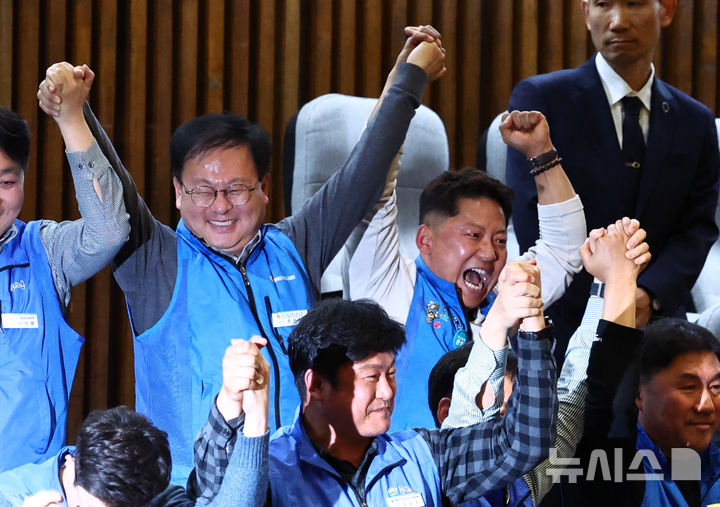 [서울=뉴시스] 김명년 기자 = 대한민국공무원노동조합총연맹 회원들이 31일 서울 여의도 국회에서 열린 본회의에서 공휴일에 관한 법률 일부개정법률안(대안)이 통과되자 기뻐하고 있다. 2026.03.31. kmn@newsis.com