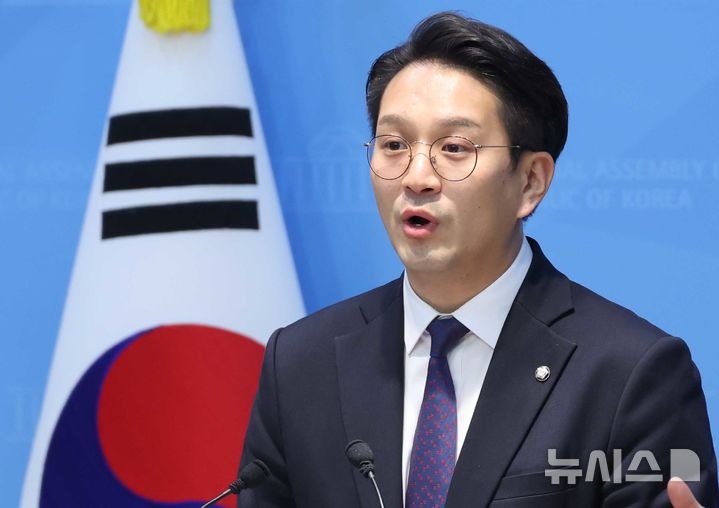 [서울=뉴시스] 조성봉 기자 = 전용기 더불어민주당 의원이 31일 오후 서울 여의도 국회 소통관에서 '쌍방울 대북송금 사건' 박상용 검사와 이화영 경기도 평화부지사 변호인과의 추가 녹취록 관련 기자회견을 하고 있다. 2026.03.31. suncho21@newsis.com