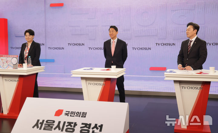 [서울=뉴시스] 국회사진기자단= 31일 오후 서울 중구 TV조선 스튜디오에서 열린 국민의힘 6·3 지방선거 서울시장 경선 비전 토론회에서 윤희숙(왼쪽부터), 오세훈, 박수민 후보가 토론준비를 하고 있다. 2026.03.31. photo@newsis.com