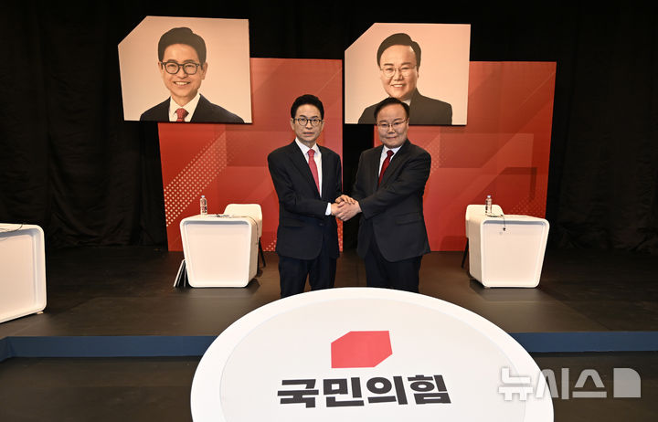 [대구=뉴시스] 이무열 기자 = 31일 오후 대구 수성구 TBC에서 열린 국민의힘 경상북도지사 경선 1차 비전토론회에서 이철우 후보와 김재원 후보가 토론에 앞서 기념촬영을 하고 있다. 2026.03.31. lmy@newsis.com