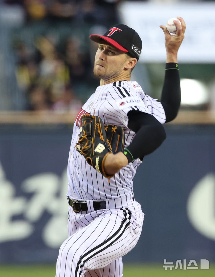 [서울=뉴시스] 김진아 기자 = 31일 오후 서울 송파구 잠실야구장에서 열린 2026 KBO리그 KIA 타이거즈와 LG 트윈스의 경기, LG 선발 톨허스트가 역투하고 있다. 2026.03.31. bluesoda@newsis.com