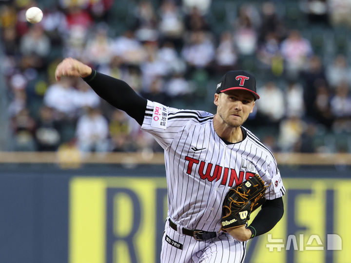 [서울=뉴시스] 김진아 기자 = 31일 오후 서울 송파구 잠실야구장에서 열린 2026 KBO리그 KIA 타이거즈와 LG 트윈스의 경기, LG 선발 톨허스트가 역투하고 있다. 2026.03.31. bluesoda@newsis.com