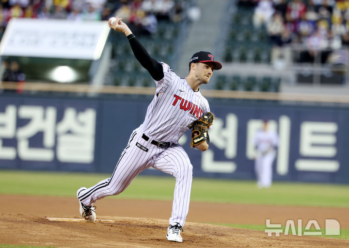 [서울=뉴시스] 김진아 기자 = 31일 오후 서울 송파구 잠실야구장에서 열린 2026 KBO리그 KIA 타이거즈와 LG 트윈스의 경기, LG 선발 톨허스트가 역투하고 있다. 2026.03.31. bluesoda@newsis.com