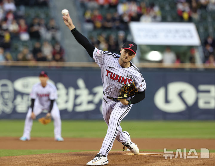 [서울=뉴시스] 김진아 기자 = 31일 오후 서울 송파구 잠실야구장에서 열린 2026 KBO리그 KIA 타이거즈와 LG 트윈스의 경기, LG 선발 톨허스트가 역투하고 있다. 2026.03.31. bluesoda@newsis.com
