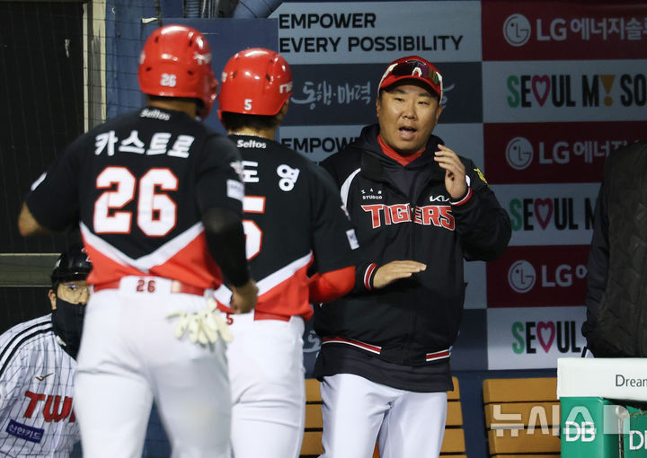 [서울=뉴시스] 김진아 기자 = 31일 오후 서울 송파구 잠실야구장에서 열린 2026 KBO리그 KIA 타이거즈와 LG 트윈스의 경기, 2회초 2사 2루 KIA 김도영이 투런 홈런을 친 뒤 더그아웃으로 들어오자 이범호 감독이 박수를 치고 있다. 2026.03.31. bluesoda@newsis.com