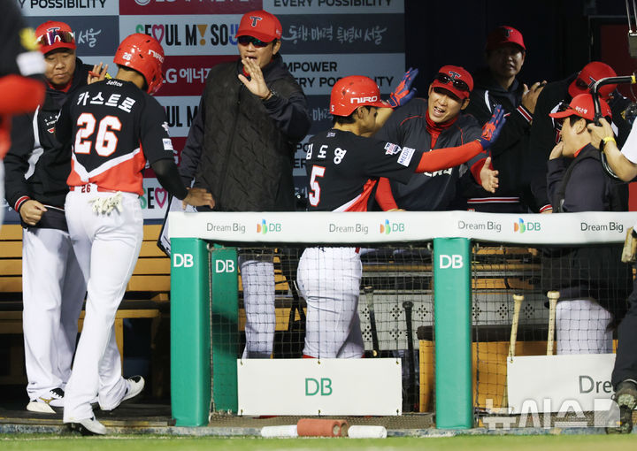 [서울=뉴시스] 김진아 기자 = 31일 오후 서울 송파구 잠실야구장에서 열린 2026 KBO리그 KIA 타이거즈와 LG 트윈스의 경기, 2회초 2사 2루 KIA 김도영이 투런 홈런을 친 뒤 더그아웃으로 들어와 동료선수들과 기뻐하고 있다. 2026.03.31. bluesoda@newsis.com