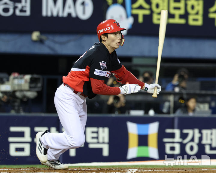 [서울=뉴시스] 김진아 기자 = 31일 오후 서울 송파구 잠실야구장에서 열린 2026 KBO리그 KIA 타이거즈와 LG 트윈스의 경기, 2회초 2사 1,3루에서 KIA 김호령이 1타점 적시타를 치고 있다. 2026.03.31. bluesoda@newsis.com