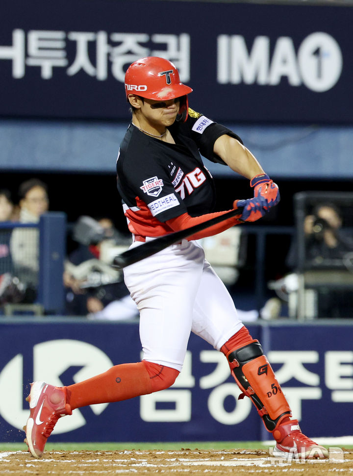 [서울=뉴시스] 김진아 기자 = 31일 오후 서울 송파구 잠실야구장에서 열린 2026 KBO리그 KIA 타이거즈와 LG 트윈스의 경기, 6회초 무사 KIA 김도영이 2루타를 치고 있다. 2026.03.31. bluesoda@newsis.com