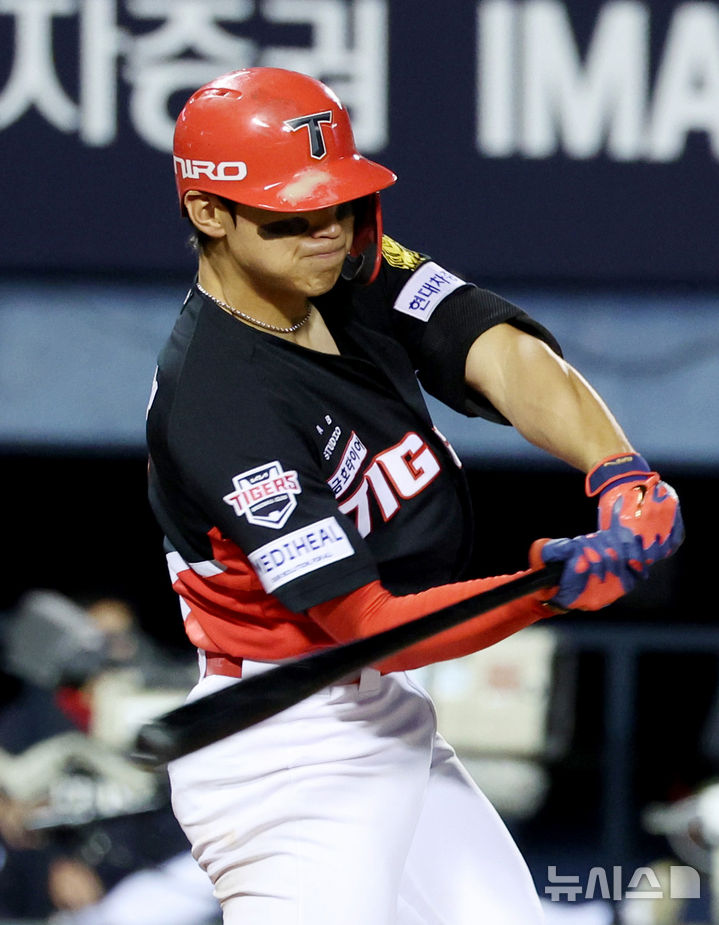 [서울=뉴시스] 김진아 기자 = 31일 오후 서울 송파구 잠실야구장에서 열린 2026 KBO리그 KIA 타이거즈와 LG 트윈스의 경기, 6회초 무사 KIA 김도영이 2루타를 치고 있다. 2026.03.31. bluesoda@newsis.com