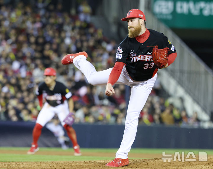 [서울=뉴시스] 김진아 기자 = 31일 오후 서울 송파구 잠실야구장에서 열린 2026 KBO리그 KIA 타이거즈와 LG 트윈스의 경기, 6회말 2사 1루 KIA 올러가 역투하고 있다. 2026.03.31. bluesoda@newsis.com