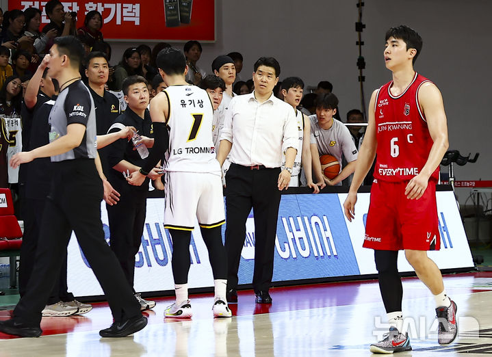 [안양=뉴시스] 김근수 기자 = 31일 경기 안양정관장아레나에서 열린 프로농구 안양 정관장 레드부스터스와 창원 LG 세이커스의 경기, 창원 LG 세이커스 조상현 감독이 아쉬워하고 있다. 2026.03.31. ks@newsis.com