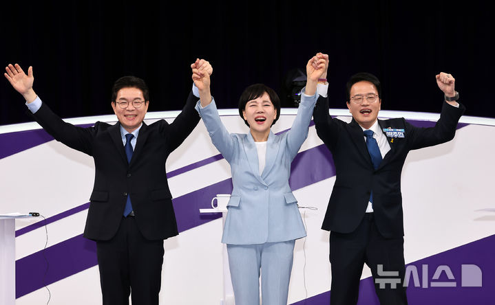 [서울=뉴시스] 국회사진기자단= 더불어민주당 정원오(왼쪽부터), 전현희, 박주민 서울시장 예비후보가 31일 서울 마포구 상암동 MBC 신사옥에서 열린 더불어민주당 서울시장 후보자 본경선 합동토론회에서 기념촬영하고 있다. 2026.03.31. photo@newsis.com