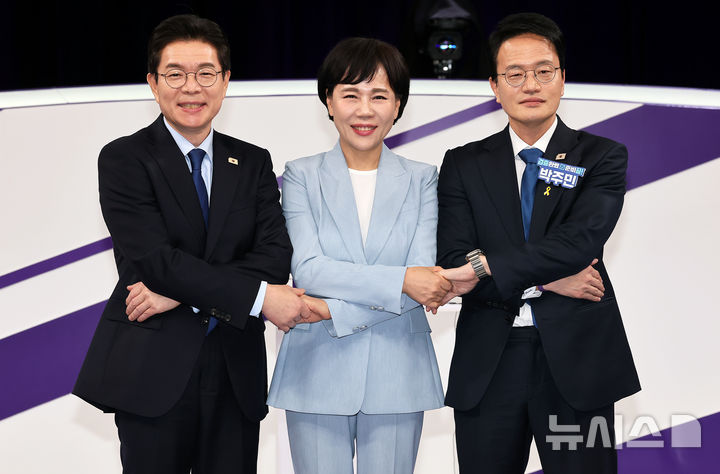 [서울=뉴시스] 국회사진기자단= 더불어민주당 정원오(왼쪽부터), 전현희, 박주민 서울시장 예비후보가 31일 서울 마포구 상암동 MBC 신사옥에서 열린 더불어민주당 서울시장 후보자 본경선 합동토론회에서 기념촬영하고 있다. 2026.03.31. photo@newsis.com