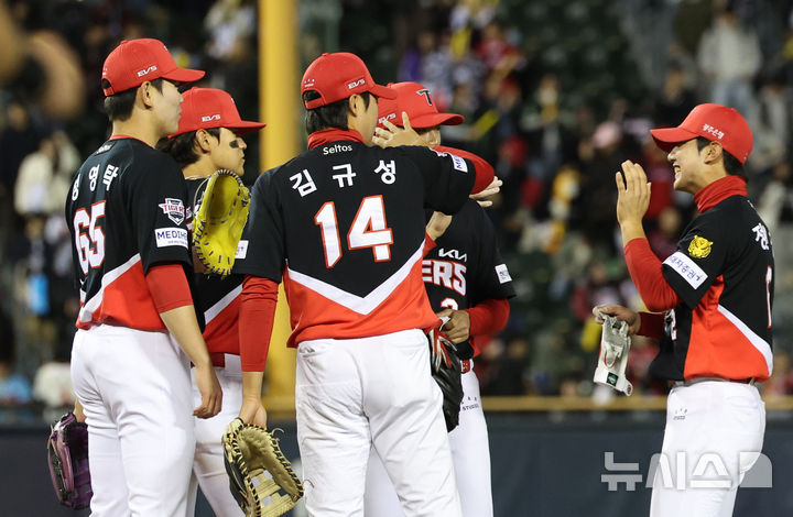 [서울=뉴시스] 김진아 기자 = 31일 오후 서울 송파구 잠실야구장에서 열린 2026 KBO리그 KIA 타이거즈와 LG 트윈스의 경기, 7-2로 승리한 KIA 선수들이 기뻐하고 있다. 2026.03.31. bluesoda@newsis.com