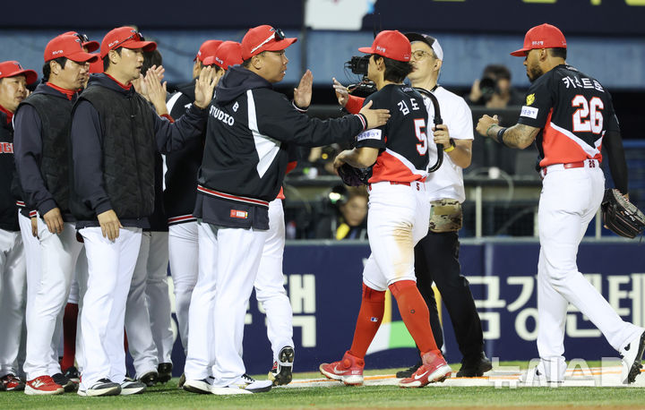 [서울=뉴시스] 김진아 기자 = 31일 오후 서울 송파구 잠실야구장에서 열린 2026 KBO리그 KIA 타이거즈와 LG 트윈스의 경기, 7-2로 승리한 KIA 이범호 감독가 김도영 등 선수들이 기뻐하고 있다. 2026.03.31. bluesoda@newsis.com