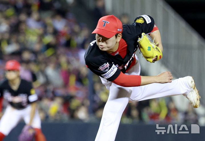 [서울=뉴시스] 김진아 기자 = 31일 오후 서울 송파구 잠실야구장에서 열린 2026 KBO리그 KIA 타이거즈와 LG 트윈스의 경기, 8회말 KIA 성영탁이 역투하고 있다. 2026.03.31. bluesoda@newsis.com