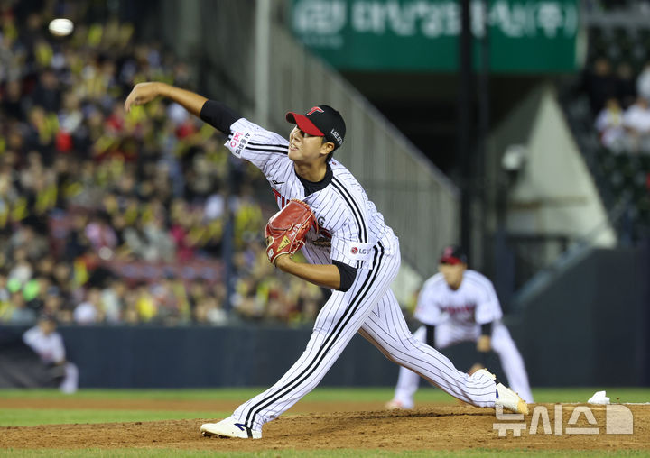 [서울=뉴시스] 김진아 기자 = 31일 오후 서울 송파구 잠실야구장에서 열린 2026 KBO리그 KIA 타이거즈와 LG 트윈스의 경기, 9회초 LG 박시원이 역투하고 있다. 2026.03.31. bluesoda@newsis.com