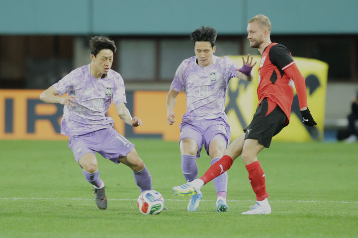 [빈=AP/뉴시스] 한국 축구대표팀 미드필더 이재성과 측면 수비수 이태석. 2026.03.31.