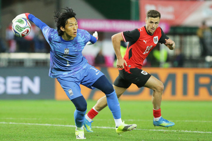 [빈=AP/뉴시스] 대한민국 축구 대표팀 골키퍼 김승규가 지난달 31일(현지 시간) 오스트리아 빈의 에른스트 하펠 스타디움에서 열린 오스트리아와 평가전 중 공을 던져주고 있다. 한국이 0-1로 패해 북중미 월드컵 이전 A매치 2연전에서 2패를 기록했다. 2026.04.01.
