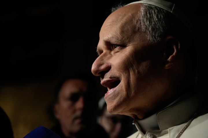 [바티칸=AP/뉴시스]레오 14세 교황이 31일(현지시각) 바티칸으로 가기 위해 거처를 나서면서 기자들에게 발언하고 있다. 2026.4.1. 