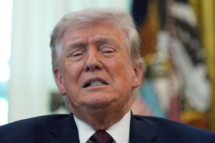 [워싱턴=AP/뉴시스]도널드 트럼프 미국 대통령이 31일(현지 시간) 백악관 집무실에서 행정명령 서명식을 진행한 뒤 취재진에 발언하고 있다. 2026.04.01.