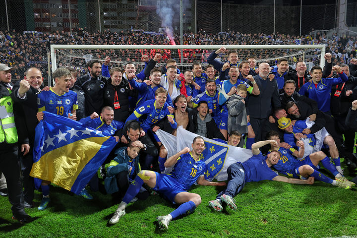 [제니카=AP/뉴시스] 보스니아 축구대표팀 선수들이 지난달 31일(현지 시간) 보스니아 제니카의 빌리노 폴리예 스타디온에서 열린 2026 북중미 월드컵 유럽축구연맹(UEFA) 플레이오프(PO) A조 결승에서 이탈리아를 꺾은 후 환호하고 있다. 보스니아는 이탈리아와 1-1로 비겨 승부차기 끝에 4-1로 승리하고 통산 두 번째 월드컵 본선 무대를 밟게 됐다. 2026.04.01.