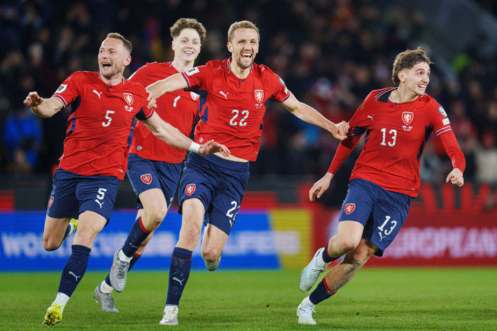 [프라하=AP/뉴시스] 체코 선수들이 지난달 31일(현지 시간) 체코 프라하의 에페트 아레나에서 열린 2026 북중미 월드컵 유럽축구연맹(UEFA) 플레이오프(PO) D조 결승에서 덴마크를 승부차기로 꺾은 후 환호하고 있다. 체코는 덴마크와 2-2로 비겨 승부차기에서 3-1로 승리하고 20년 만에 월드컵 본선에 진출해 한국과 첫 경기를 치른다. 2026.04.01.