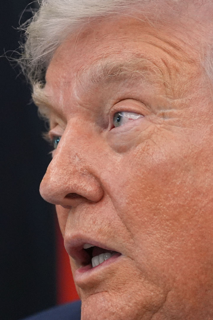 [워싱턴=AP/뉴시스]도널드 트럼프 미 대통령이 31일(현지시각) 백악관 집무실에서 기자들 질문에 답하고 있다. 2026.4.1. 