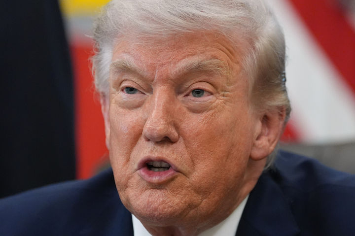 [워싱턴=AP/뉴시스]도널드 트럼프 미국 대통령이 31일(현지 시간) 백악관 집무실에서 행정명령 서명식을 진행한 뒤 취재진에 발언하고 있다. 2026.04.01.