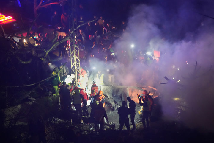 [베이루트=AP/뉴시스] 1일(현지 시간) 레바논 베이루트에서 구조대와 소방관들이 이스라엘의 공습으로 파손된 현장을 점검하고 있다. 2026.04.01.