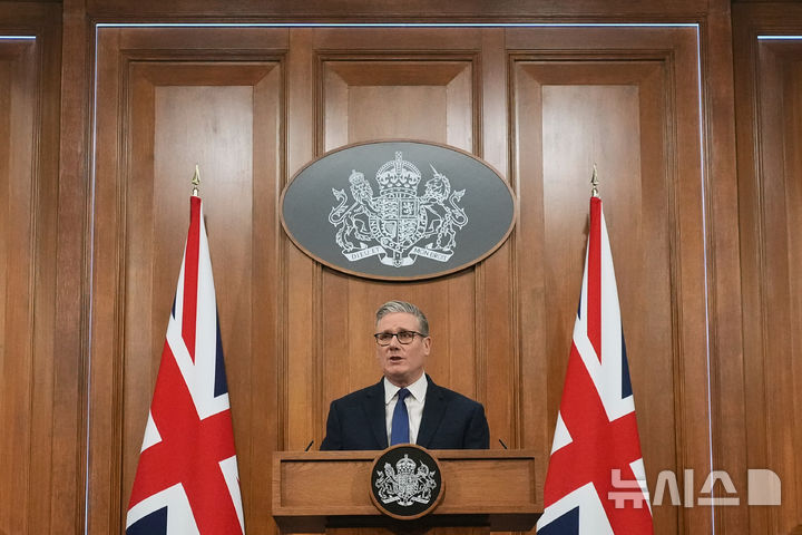 [AP/뉴시스] 영국의 키어 스타머 총리가 1일 다우닝가 관저에서 기자회견을 하고 있다