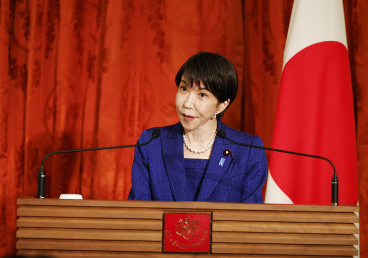 [도쿄=AP/뉴시스]도널드 트럼프 미국 대통령이 이란 전쟁을 적극 지원하지 않은 북대서양조약기구(NATO·나토) 탈퇴 카드를 꺼내든 가운데, 다카이치 사나에(高市早苗) 총리가 8일 마수드 페제시키안 이란 대통령과 통화하며 자국의 사태 진정 기여를 어필했다. 지난 1일 일본 도쿄 아카사카 국빈실에서 다카이치 사나에 일본 총리가 에마뉘엘 마크롱 프랑스 대통령과 공동 기자회견하고 있다. 2026.04.09.