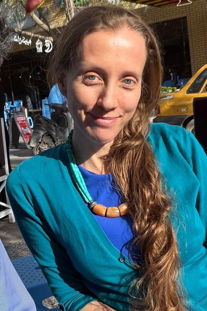 [바그다드=AP/뉴시스] 이라크 수도 바그다드에서 친이란 민병대에 납치됐던 미국인 기자 셸리 키틀슨이 석방됐다고 CNN이 7일(현지 시간) 보도했다. 사진은 키틀슨이 지난달 30일 바그다드의 한 카페에서 휴대폰으로 셀카를 찍은 모습. 2026.04.08.