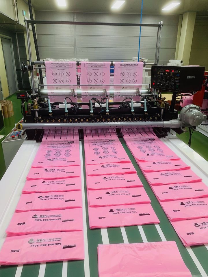 [강릉=뉴시스] 종량제봉투 제작 모습.(사진=강릉시 제공)photo@newsis.com *재판매 및 DB 금지