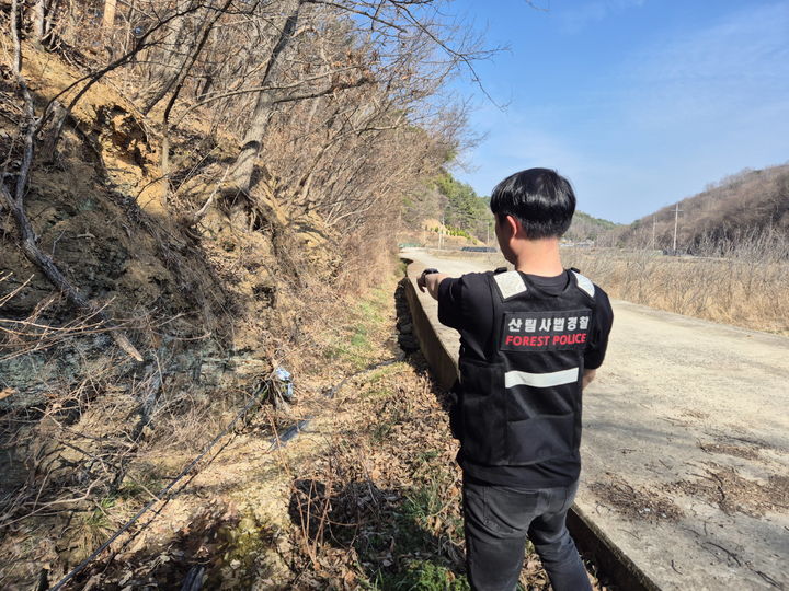 [진주=뉴시스]진주시, 산림내 불법행위·불법시설물 단속.(사진=진주시 제공).2026.04.01.photo@newsis.com *재판매 및 DB 금지