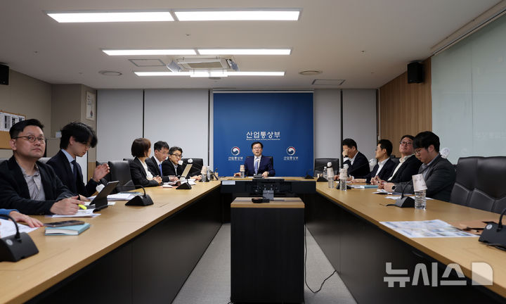 [세종=뉴시스]산업통상부는 지난 31일 여한구 통상교섭본부장 주재로 주요 자원(원유·나프타) 수급 위기 대응을 위한 긴급 화상회의를 열고 안정적 공급망 유지 방안, 대체 공급원 확보 전략 등을 논의했다.(사진=산업부 제공)